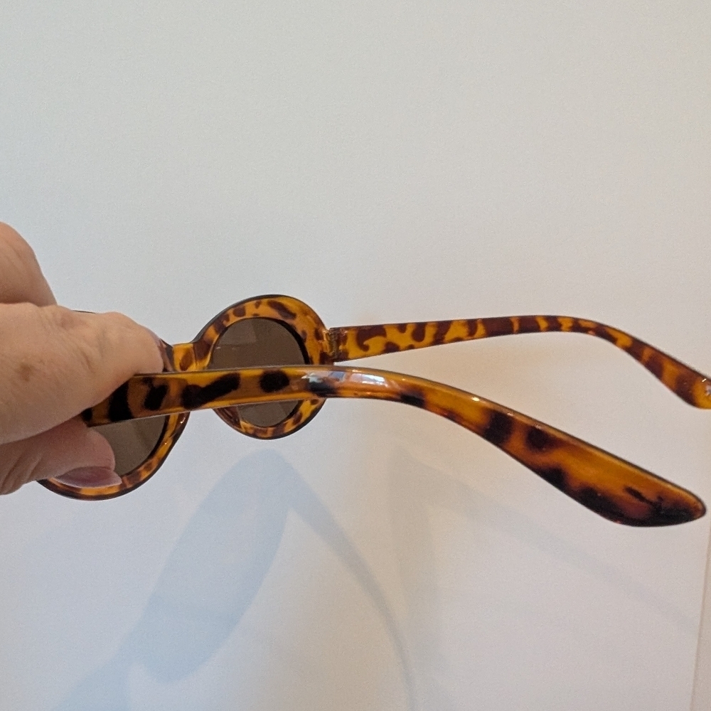 Retro Tortoise Shell Oval Sunglasses - Picture 8 of 8